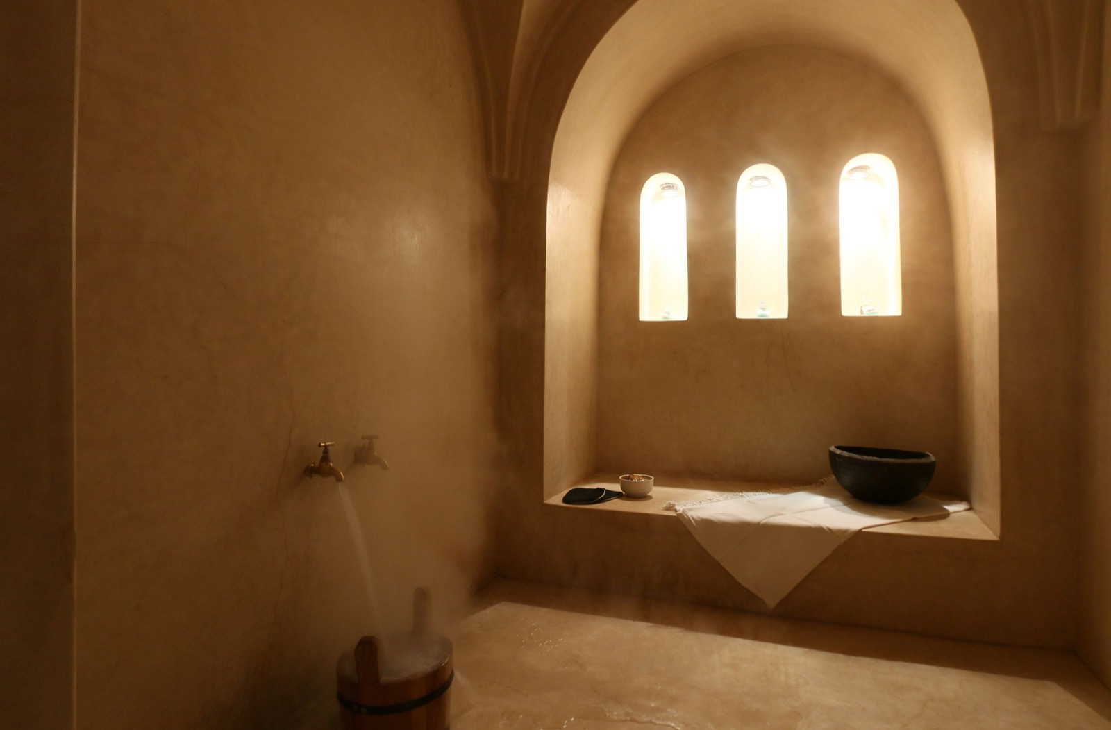 La voûte en tadelakt du hammam du Riad Azzouna 13 et sa niche aux trois arcs éclairés