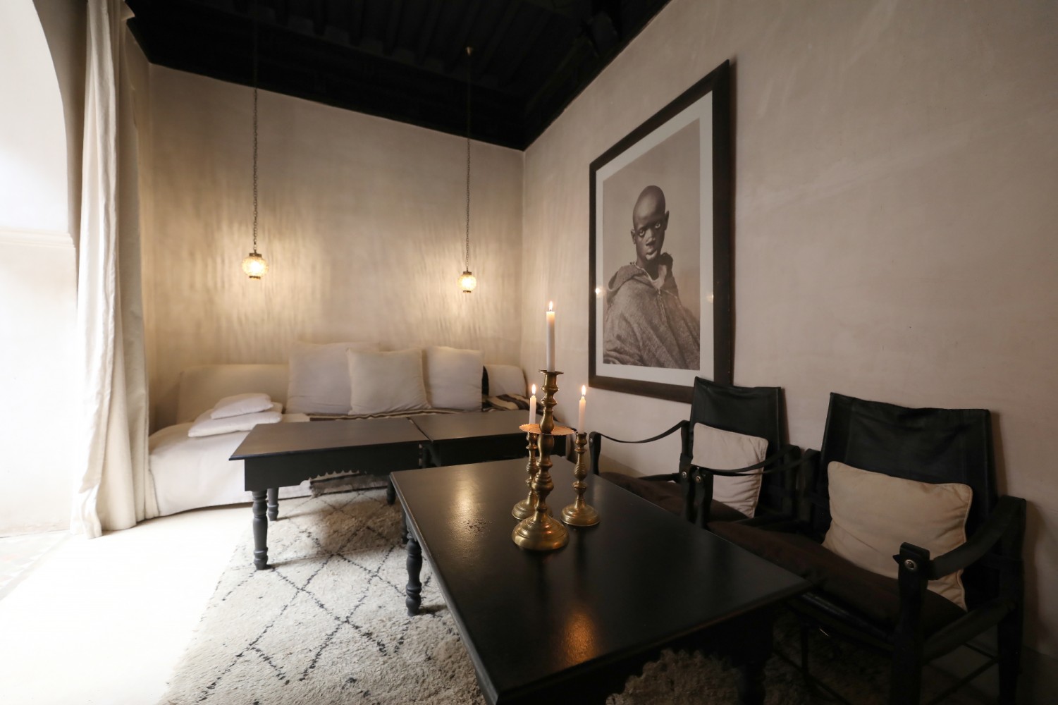 La table dressée aux chandelles dans le salon, devant les bougeoirs et le portrait