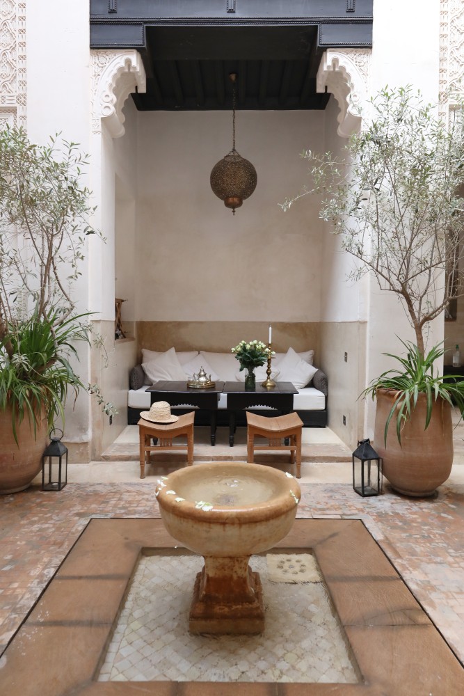 Le patio du Riad Azzouna 13 — la fontaine sur son sol de zellige, sous l'arche noire du bhou et sa lanterne