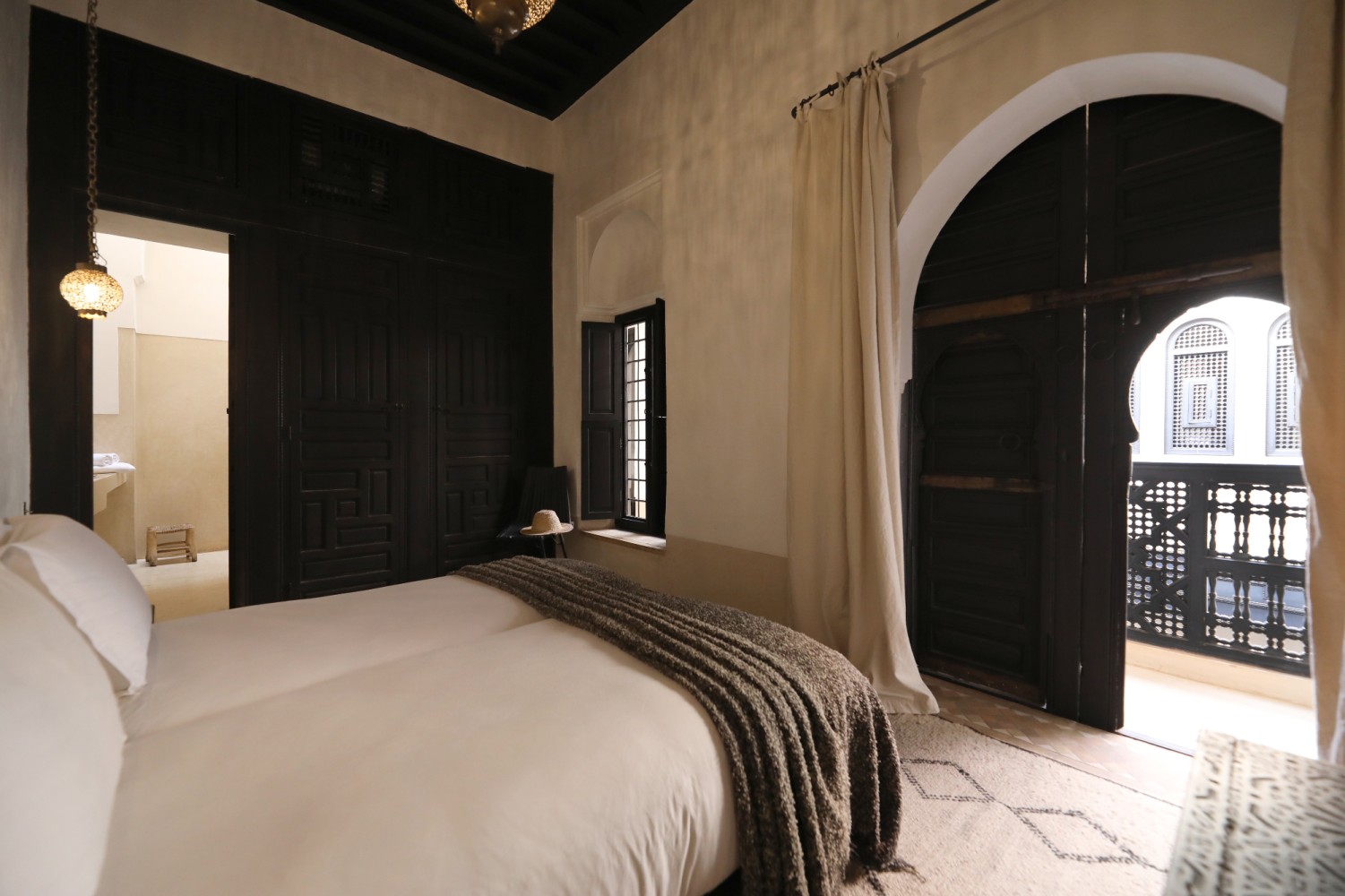 La chambre Douaya du Riad Azzouna 13 et sa double porte mauresque