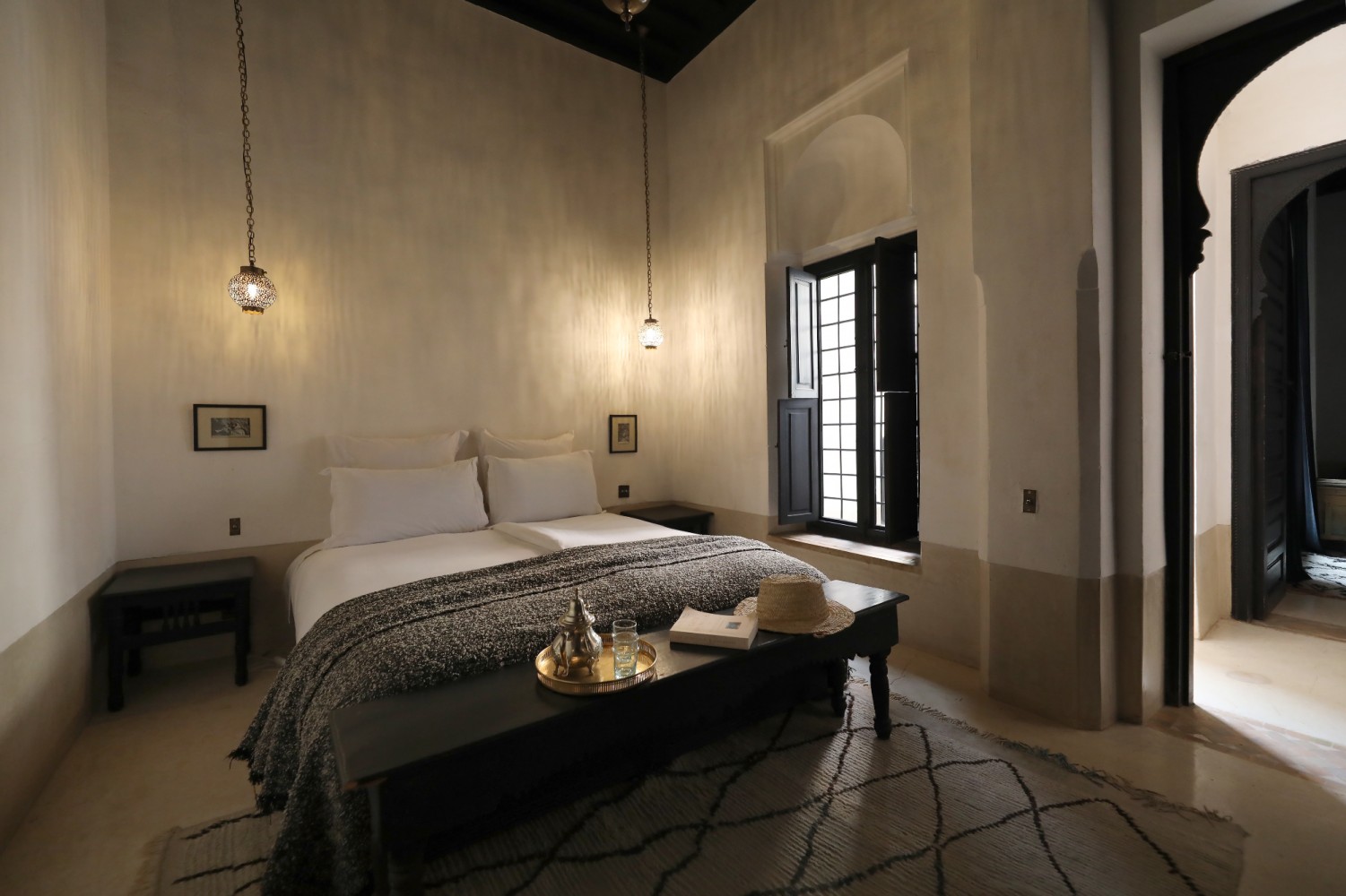 La Chambre Galerie &mdash; banquette et tadelakt dans la lumière tramée du moucharabieh