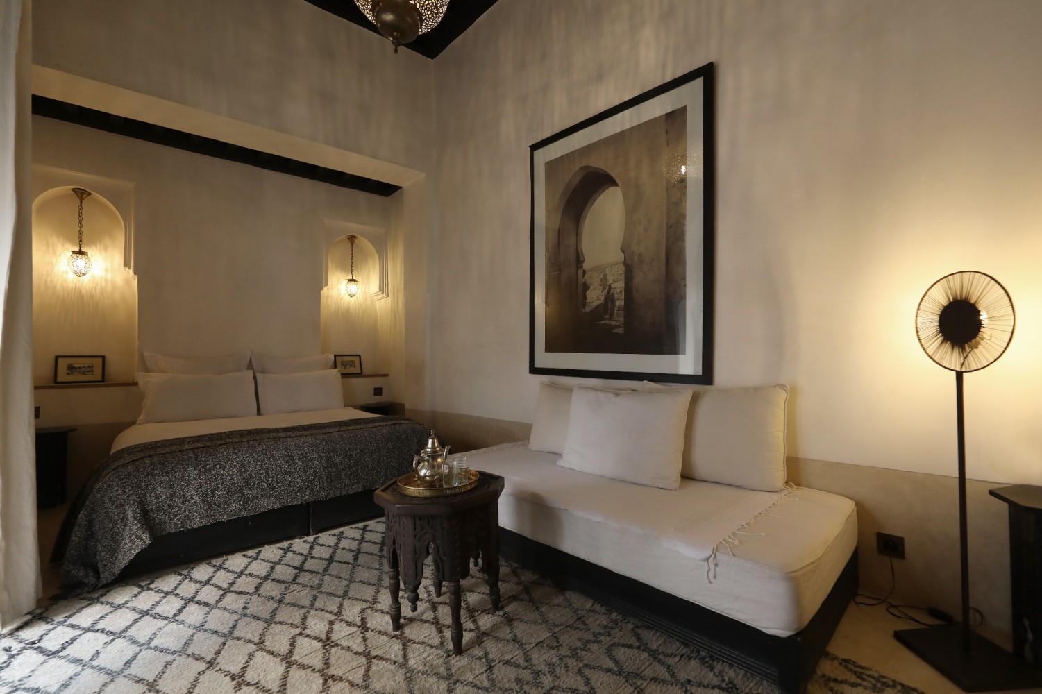 La chambre Patio du Riad Azzouna 13 et son lit-alcôve mauresque sous le plafond d'ébène